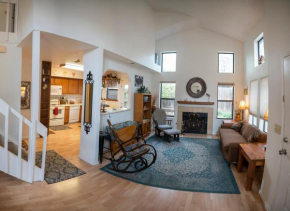 Spring Meadows Marvelous & Bright Town Home - Close to Foxglenn Park and Country Club!